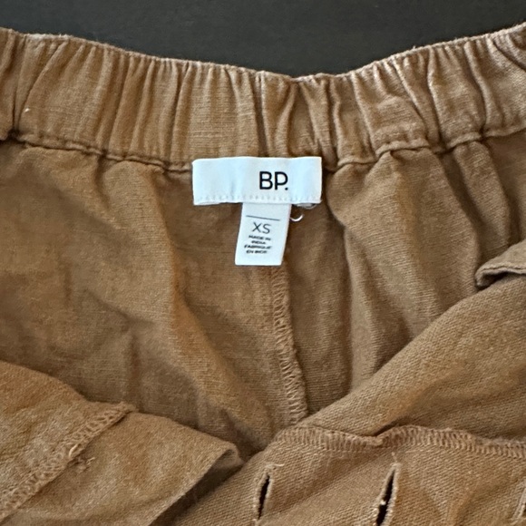 Linen Ruffle Shorts - Picture 2 of 2